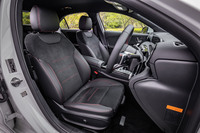 黒のマイクロフリースとレッドのステッチで仕立てられたスポーツシートが装備される「AMGラインパッケージ」の装着車。ハッチバックモデルはヘッドレスト一体型だが、セダンには独立したヘッドレストが備わる。