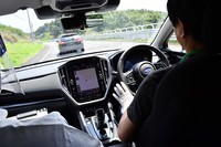日本自動車研究所（JARI）の周回路で先進運転支援機能「アイサイトX」のテストに臨む筆者。センターモニター上端部にはドライバーの状態を監視するカメラが仕込まれており、サポートが必要と判断された場合には、車両側の制御が介入する。