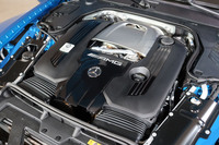 フロントに搭載される4リッターV8ツインターボエンジン。最高出力585PS、最大トルク800N・mを発生する。