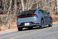 「プリウス」のシステム最高出力は196PS。リアにもモーターを搭載する4WDも選べる。