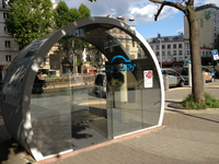 オトリブの登録用ステーション。中にはオペレーターと会話できる端末が設置されている。2012年5月撮影。