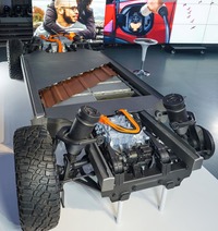 公開されたベアシャシーには前後2つのモーターが搭載されているが、FWDまたはRWDといった駆動方式にも対応できる。