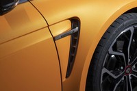 「メガーヌR.S.」のボディーカラーは、試乗車の「オランジュ トニック メタリック」（オレンジ）と「ブラン ナクレ メタリック」（ホワイト）、「グリ チタニアム メタリック」（グレー）の全3色展開となる。