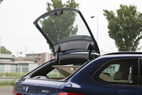 リアのバックドアは、ウィンドウのみ開閉することも可能。小さな荷物の出し入れが、よりスムーズに行える。