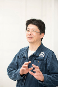 代表取締役の千葉邦彦（ちばくにひこ）さん。
	コーティング剤などを開発・販売する会社のサラリーマンだったが、会社が直営の洗車ショップをオープン、店長となりこの道へ。理想の洗車やコーティングを研究、独自のノウハウを確立し独立。
	レストレーションフィニッシュの料金は車種とサイズにより5段階に分かれ、「ベーシック」が23万7600円から、「バージョン2」が29万1600円から。
	千葉ガレージ
	東京都杉並区2-4-6
	Tel＆Fax：03-5913-7170
	10:00～19:00
	日・祝休　Facebookページあり