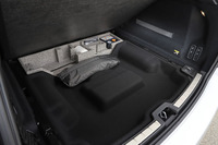 荷室のフロア下には、積載物のキャビン内への飛散を防止するネットや、パンク修理材がおさまる。