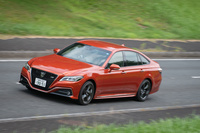 RS仕様の足まわりには、走行状況に応じてダンパーの減衰力を変化させる「リニアソレノイド式AVS」や、専用フロントスタビライザーを採用。コーナリング時のロールや、路面からの入力に対する余分なボディーの動きを抑制している。