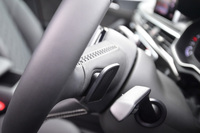 3スポークのレザーステアリングには、スポーツシフトパドルが装備される。