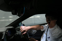 大排気量のV8 OHVが奏でるすばらしいサウンドを背後に感じながら、幻の多角形コーナリングを決めるイメージで新型「コルベット」のステアリングを握る。運転席にいるぶんには、エクステリアデザインはわからないので問題なしだ。