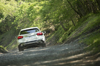 山間のラフロードを行く「GLA180」。