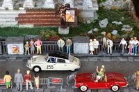 最終回となった、第24回を模した作品。通り過ぎる「シトロエンDS」に、「ランチア・アウレリアB24スパイダー」に乗ったカップルが声援を送る。