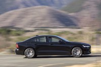 エンジンと前後のモーターを合わせて、システム全体で420PSを発生する「S60 T8ポールスターエンジニアード」。0-100km/h加速のタイムが4.3秒という俊足だ。