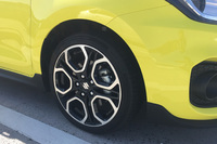 「スイフトスポーツ」にはコンチネンタルの専用タイヤが装着されていた。