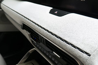 各所を覆う織物には、ほのかに黒をまぶすことで独特の風合いを表現。ダッシュボードには、一定の間隔をあけて生地を留める“かけ縫い”の技法を取り入れた。