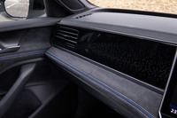 ダッシュボードとドアに「イルミネーション付きデコラティブパネル」を内蔵。インテリアアンビエントライトの設定で、イルミネーション色を選択できる。