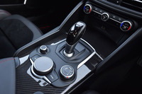 トランスミッションはトルクコンバーターを持つ8段AT。