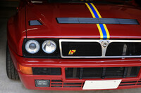 「ランチア・デルタHFインテグラーレ コレツィオーネ」。専用色と黄と青のストライプが特徴的だ。