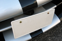 拡大するとこんな感じ。やや見づらいが、ナンバーステーがゆがんでいるのがお分かりいただけただろうか？（中村義洋風）