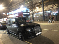 目下最新のロンドンタクシーは、吉利汽車系の企業が英国で生産している電気自動車「LEVC TX」。