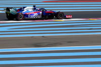 ホンダが「スペック3」を持ち込んだフランスGP。トロロッソは2台で作戦を分け、ダニール・クビアト（写真）は新しいパワーユニットに載せ替えてグリッド降格、最後列の19番グリッドからスタートした。アレクサンダー・アルボンは降格を嫌い旧型のままで、それでもQ3進出まであと0.040秒という僅差の予選11位となった。レースではチームメイト同士で丁々発止とやり合うシーンも見られたが、両者ともポイントには遠く、クビアトは14位、アルボンは15位完走。（Photo=Toro Rosso）