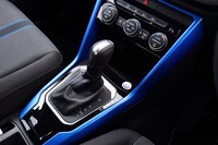 トランスミッションは、デュアルクラッチ式の7段AT。ステアリングホイールにはシフトパドルが備わる。