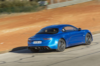 制動安定性に優れ、200km/h超からのハードなブレーキングでもまったく不安を感じずに済む。