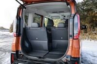 荷室はテールゲートが大きく、開口部の地上高も低いので、荷物の積み下ろしが楽に行える。後席は320mmのスライド機構付きで、可倒機構ともども荷室側から操作が可能だ。