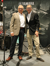 写真左が、ヤマハの米国法人でマーケティング広報マネジャーを務めるデイヴ・ジェウェル氏。