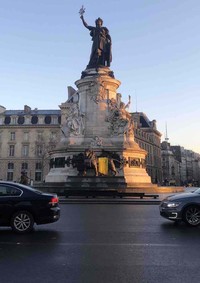 週末デモの開催地のひとつ、レピュブリーク広場にて。この日は平日だったため集会こそなかったが、獅子像には黄色いベストならぬ黄色い布が掛けられていた。