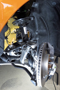 フロントサスペンションを斜め後方の側から見たところ。ストラットより外側にナックルが装着されているのが分かる。