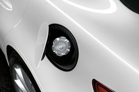 「アルファ・ロメオ・ジュリア」にシルバーでドレスアップした限定車の画像