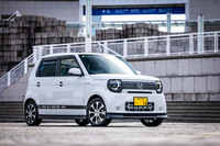 無限が手がけるカスタマイズパーツもラインナップ。写真のモデルはフロントアンダースポイラー（6万0500円）やサイドスポイラー（7万2600円）、15インチアルミホイール「CK8」（4万1800円／1本）などでスポーティーな遊び心を表現している。