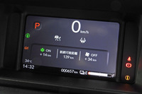 「e： FUN」と「e： L4」に備わる7インチの液晶メーター。「『ECON』をオンにしたら航続距離が何km延びて、エアコンをオフにしたらさらに何km延びる」といった計算もしてくれる。