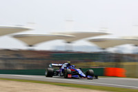 F1は1000レース目、トロロッソは250戦目の節目を迎えた。今季デビューし、2戦目のバーレーンGPで9位完走、初ポイントを得たアレクサンダー・アルボン（写真）は、限られたF1経験ながら、マシンのコントロールやタイヤの使い方、エンジニアへのフィードバックなどチーム内でも高い評価を得ていた。しかし中国GPのフリー走行3回目で大クラッシュを演じてしまい、マシンは大破。予選不出走でピットレーンスタートと大きなハンディキャップを背負うことに。それでもステディーな走りでポイント圏内の10位まで挽回、最後はロメ・グロジャンのハースの猛追にも耐え、見事2戦連続入賞を成し遂げた。チームメイトのダニール・クビアトは、予選Q3まで0.022秒という僅差で迫り11番グリッド。レースではオープニングラップでマクラーレンと接触、その責任を問われてドライブスルーペナルティーを受けた後、43周してリタイア。なおホンダは、クビアトのパワーユニットに異常を見つけ、予防的措置としてパワーユニット交換を実施。クラッシュしたアルボンのマシンにも新しいものを載せる決断を下した。（Photo=Toro Rosso）