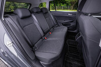 「ゴルフヴァリアントeTSIアクティブ」のリアシート。ホイールベースの拡大に伴い、後席のレッグルームも38mm広がっているという。（写真：花村英典）