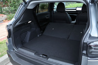 荷室容量は355リッター。後席の背もたれを倒して容量を拡大することができる。リアバンパー付近に足を入れるとトランクゲートが開く「ハンズフリーパワーリフトゲート」を標準で装備している。