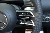 ステアリングホイールには、ナビゲーションシステムや液晶メーター、先進運転支援システムなどを操作するスイッチを配置。ドライバーの“手放し”をより精密に検知するため、リムには静電式タッチセンサーが採用された。