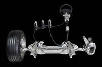 ステアリングバイワイヤとは、ドライバーのハンドル操作を電気信号化し、アクチュエーターによって車輪を転舵する仕組みである。「インフィニティQ50／日産スカイライン」の機構には、故障時にも操舵が可能なよう、ステアリングシャフトが残されている。