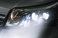 カスタムに標準装備されるオートレベリング機能付きLEDヘッドランプ。LEDのヘッドランプへの採用は、軽のガソリン車ではこれが初だ。