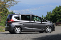 ミニバンでありながら、ドライバーズカーらしいたたずまいも追求したという新型「フリード」。シャープなキャラクターラインが目を引く。