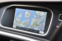 センターコンソールの液晶モニターでは、カーナビのほか、各種インフォテインメント情報やオーナーズマニュアルが確認できる。（画像をクリックすると画面の表示バリエーションが見られます）
    