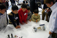 みんな注目のなか、ミニチュアの燃料電池車がトコトコ。