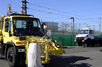 左は高速道路などのトンネル洗浄用車両、右が線路上を走る軌陸車。