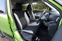 「キャスト アクティバ」のフロントシート。オプションで、ブラックの表皮にレッドのパイピングを施したレザー調シートも用意されている。