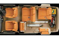 写真は標準の2列目タンブルシート。一部グレードにはオプションで、対座も可能なチップアップ＆スライドシートが装着可能。3列目はともに左右跳ね上げ式になる。