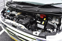 「ワゴンR」のエンジンは、モーター機能付きの発電機を搭載。発進後から約85km/hまでの速度域で、最長30秒間、モーターが加速をアシストする。