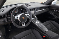 インテリアカラーはブラック。ステアリングホイール、シート、ドアトリム、インパネと、アルカンターラが広く使用されている。