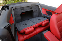 後席を倒した様子。長尺物の収納や、車内からの荷室の出し入れが可能となる。