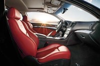 レッドの内装は、ブラックのボディカラー、しかも7段ATモデルに限り選択可能とのこと。