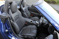 ロードスターには、エアコンディショニングシートが備わる。ネット部分に冷暖房の風が送られ、オープン時も快適な走行ができる。シートカラーはボルドー、ブラック（写真）、グレーの3色が用意される。